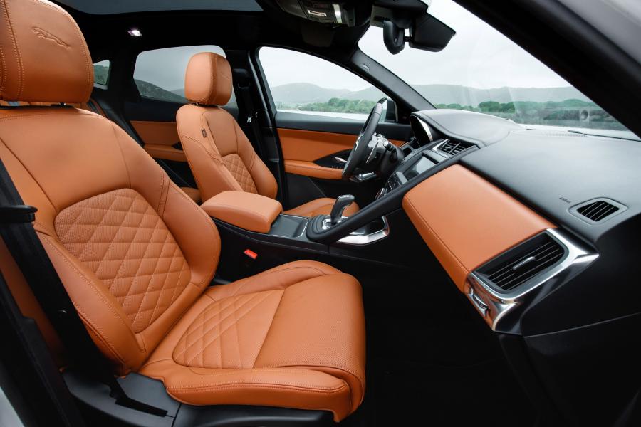 Интерьер Jaguar E-Pace D240 AWD 2017 года  (WW) (фото 16 из 40)